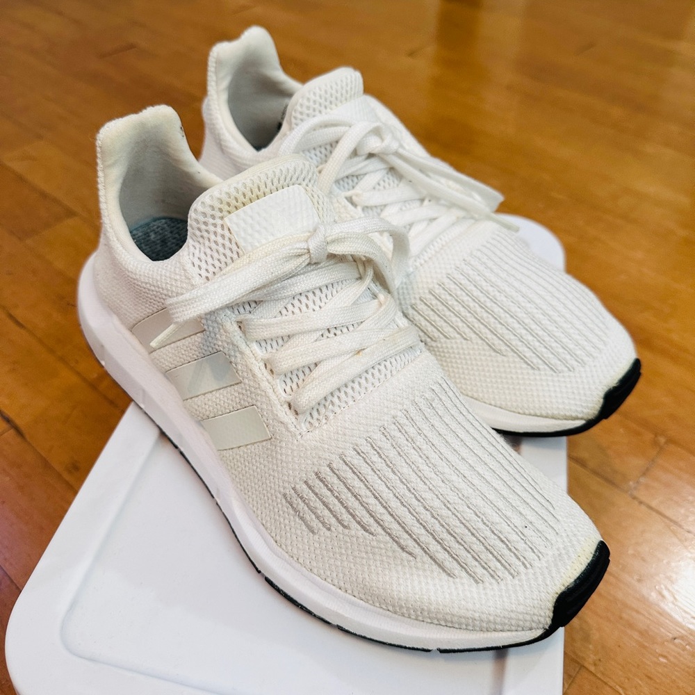 Adidas Swift Run Men 7.5 / Women 9.5